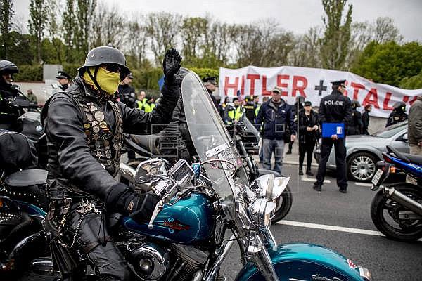 ​Repudian a moteros defensores de Putin y Stalin, el socio de Hitler (VIDEO)