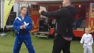 Sujeto realiza la peor demostración de taekwondo [VIDEO]