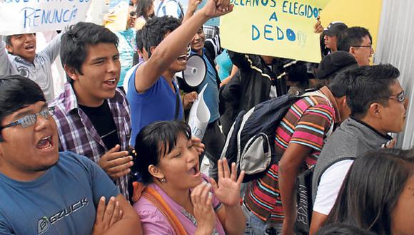Padres de familia protestan por cierre de colegio en La Victoria 
