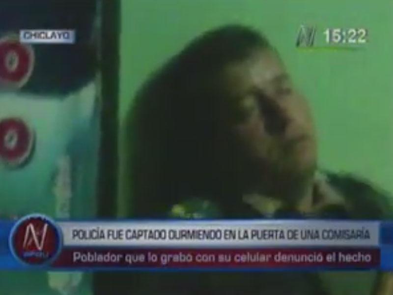 Chiclayo: Policía es grabado durmiendo en la puerta de comisaría [VIDEO] 
