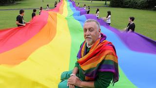 Gilbert Baker, creador de la bandera gay del arcoíris, muere mientras dormía 