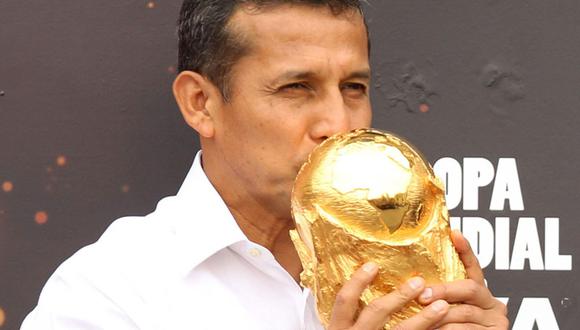 Ollanta Humala besó y levantó la Copa del Mundo 