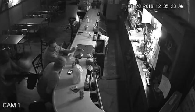 Se viralizó en Facebook la reacción del cliente de un bar que era asaltado. (Foto: Captura)
