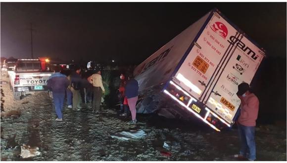 La Libertad: Personal de Carreteras de Virú y  los bomberos auxiliaron a los heridos del fatídico accidente. (Foto: PNP)