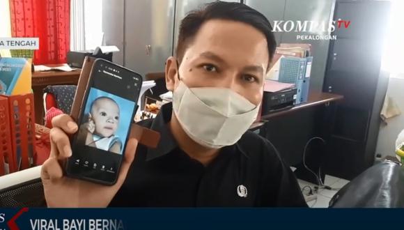Llama a su hijo 'Departamento de Comunicación Estadística' en honor a su puesto de trabajo y se vuelve viral. (Foto: Kompas TV Pekalongan / YouTube)