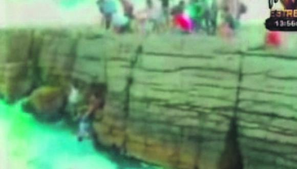 Mujer embarazada se arroja desde acantilado para salvar a su hijo[VIDEO]