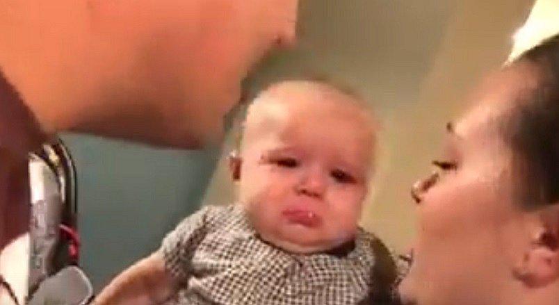 YouTube: Bebe rompe en llanto cuando ve a sus papás darse un beso