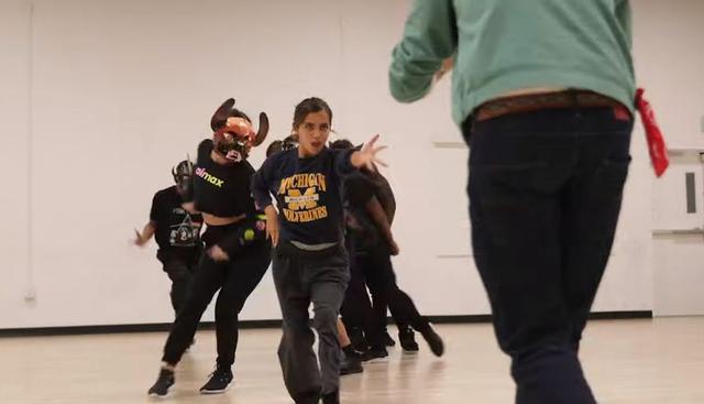 Isabela Moner compartió el detrás de cámaras del video de su tema "Papi". (Imagen: YouTube)