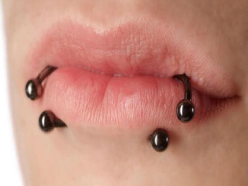 ¿Qué daños causa el uso de piercings en los labios?