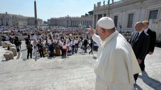 Papa Francisco critica “eutanasia encubierta” contra ancianos, a quienes sistema deja morir