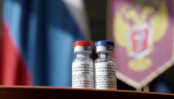 Sputnik V, la vacuna rusa contra el nuevo coronavirus empezará a producirse desde setiembre de este año. Rusia anunció que la inoculará en sus médicos de forma voluntaria. (Foto: EFE)