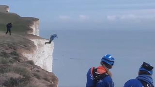 YouTube: hombre salta acantilado al ver que paracaídas de su amigo no se había abierto