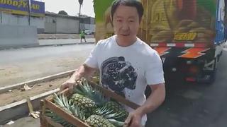 Kenji Fujimori reaparece comprando piñas en el mercado de frutas (VIDEO)