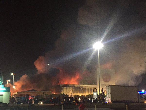 Boulevard de Asia: Bomberos luchan por apagar incendio en Wong... y ¡falta agua!