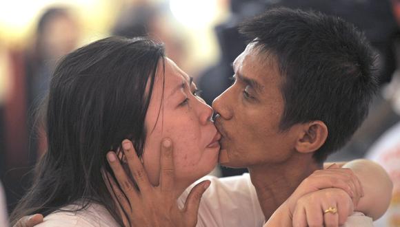 La pareja tailandesa Ekkachai y Laksana Tiranarat se besan en la competencia por el "Beso continuo más largo del mundo" durante el Día de San Valentín en el centro turístico de Pattaya el 14 de febrero de 2013.  (Foto: PORNCHAI KITTIWONGSAKUL / AFP)