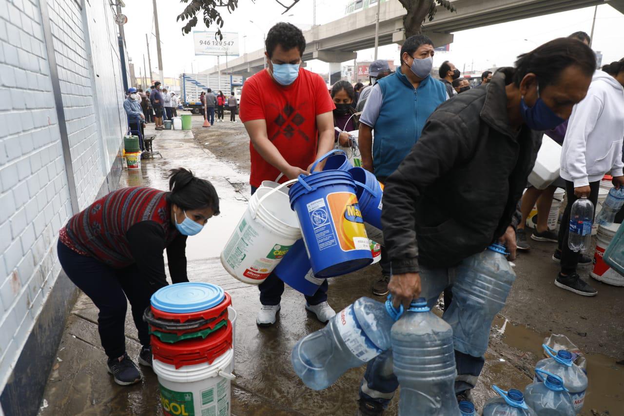 Vecinos de San Juan de Lurigancho llegaron este lunes a diversos puntos del distrito para abastecerse de agua tras el corte del servicio el último sábado debido al aniego que se produjo por la rotura de una tubería de la red de alcantarillado de la empresa Sedapal en la Av. Los Tusilagos. (Foto: Eduardo Cavero/@photo.gec)