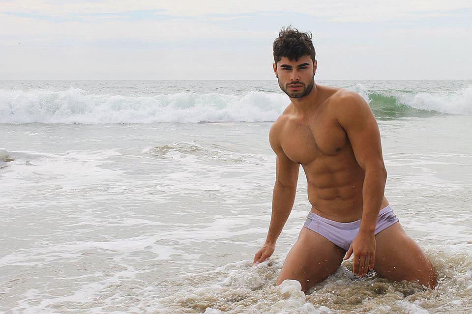 Alexis Descalzo enciende las redes sociales con estas candentes fotos  