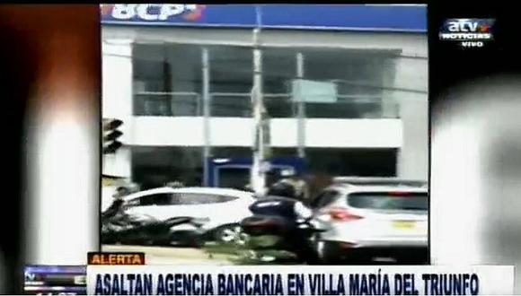 Encapuchados y con armas asaltan banco en VMT (VIDEO)