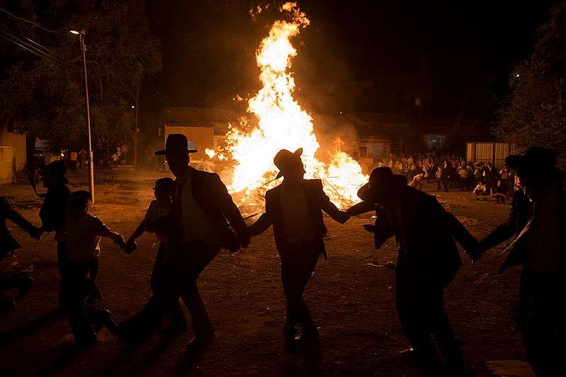 Israel: judíos bailan en torno a hogueras que contaminan el ambiente