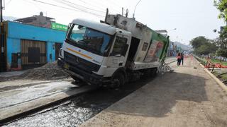 Camión de basura y bus de transporte quedan atascados en obra en el Rímac