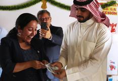 Millonario árabe Yaqoob Mubarak reparte toneladas de pescado y hoy donó dólares a familias