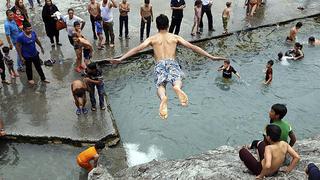 Iraníes se refrescan como pueden ante terrible ola de calor