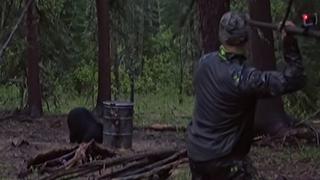 ​YouTube: Hombre caza a oso con lanza y publica este video