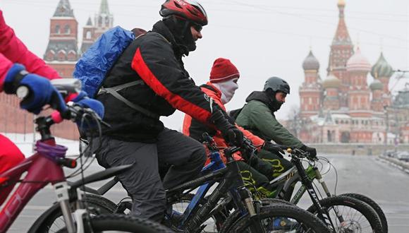 Rusos en bicicleta, con 15 grados bajo cero, toman calles de Moscú 