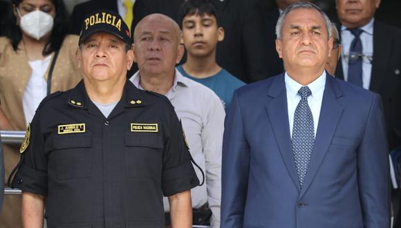 Jorge Angulo Tejada (izquierda) junto al ministro del Interior, Vicente Romero.