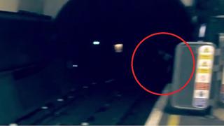 YouTube: Terrorífico espectro es grabado deambulando en metro de Londres