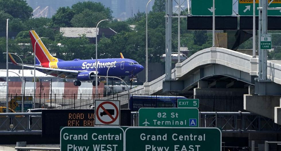 Un avión de Southwest Airlines aterriza en el aeropuerto LaGuardia de Nueva York (Estados Unidos) sobre Grand Central Parkway, el 10 de junio de 2020. (TIMOTHY A. CLARY / AFP).