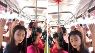 Mujer de baja estatura utiliza método innovador para evitar caerse en un bus lleno (VIDEO)