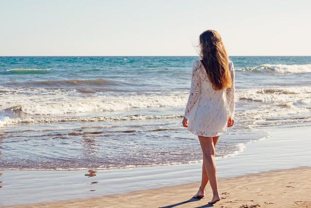 Una modelo se llevó una tremenda sorpresa durante una sesión de fotos en la playa. (Foto: Pixabay/Referencial)
