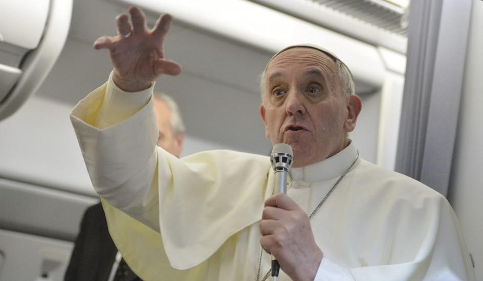 Papa rechaza marginar a gais, pero mantiene cruz sobre divorciados