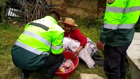 Huancayo: Policías llevan víveres para anciana de 83 años y la ayudan a lavar ropa. (Foto: captura de pantalla)