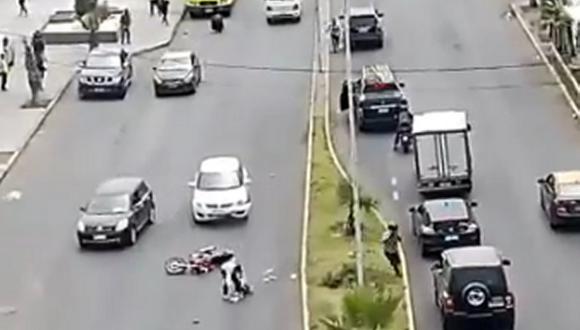 Momento en que un auto impacta contra dos delincuentes de nacionalidad peruana. (Foto: captura Twitter)