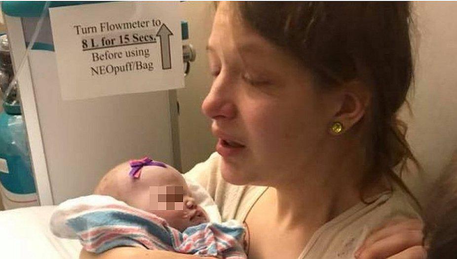 Madre besa a su bebé recién nacido y a las horas la pequeña muere