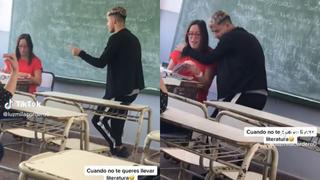 Para no jalar el curso hace un baile desesperado a su maestra para no reprobar