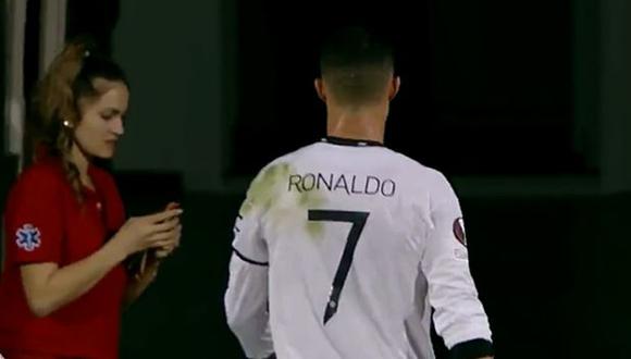 Cristiano Ronaldo no accedió a pedido de foto de una hincha en el Manchester United vs. Sheriff. (Captura: ESPN)