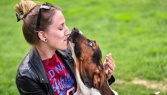 Las amantes de perros besan más a sus canes que a sus novios