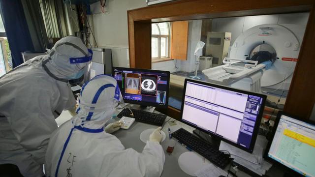 Según fuentes del Gobierno provincial, el hombre había dado positivo en COVID-19 este jueves. Imagen referencial de un hospital en China. (AFP).  / AFP / STR