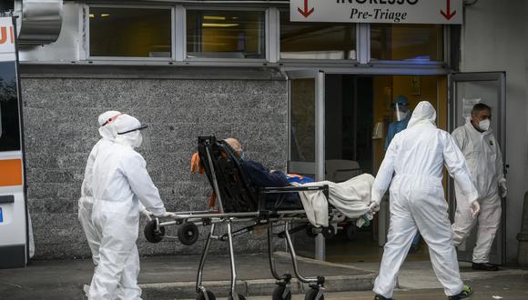 Foto referencial de un paciente siendo llevado al hospital. (Foto: Filippo MONTEFORTE / AFP)