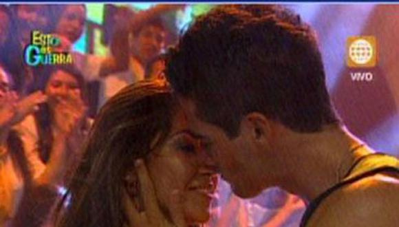 Melissa Loza y Guty Carrera casi se besan en vivo (VIDEO)