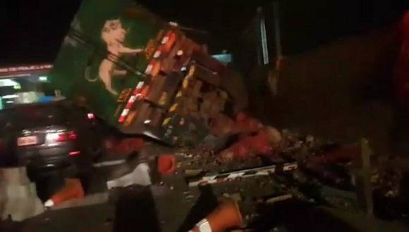 Panamericana Norte: camión cargado de cebollas se volteó en peaje de Ancón (VIDEO)