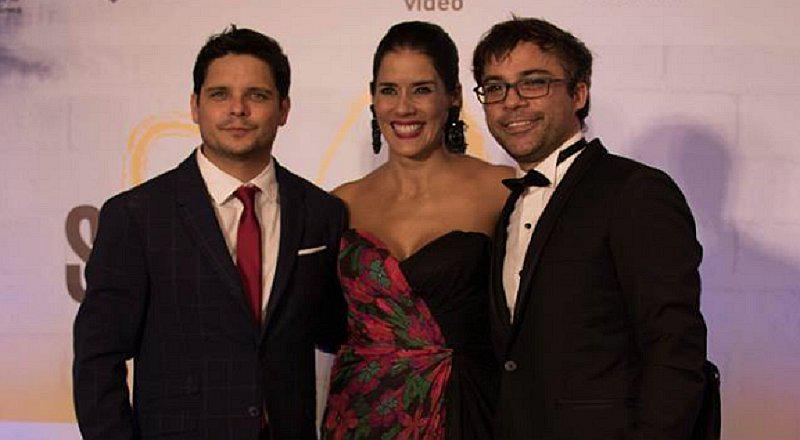 Combate: Gian Piero Díaz y Renzo Schuller se lucen con sus esposas en avant premiere 