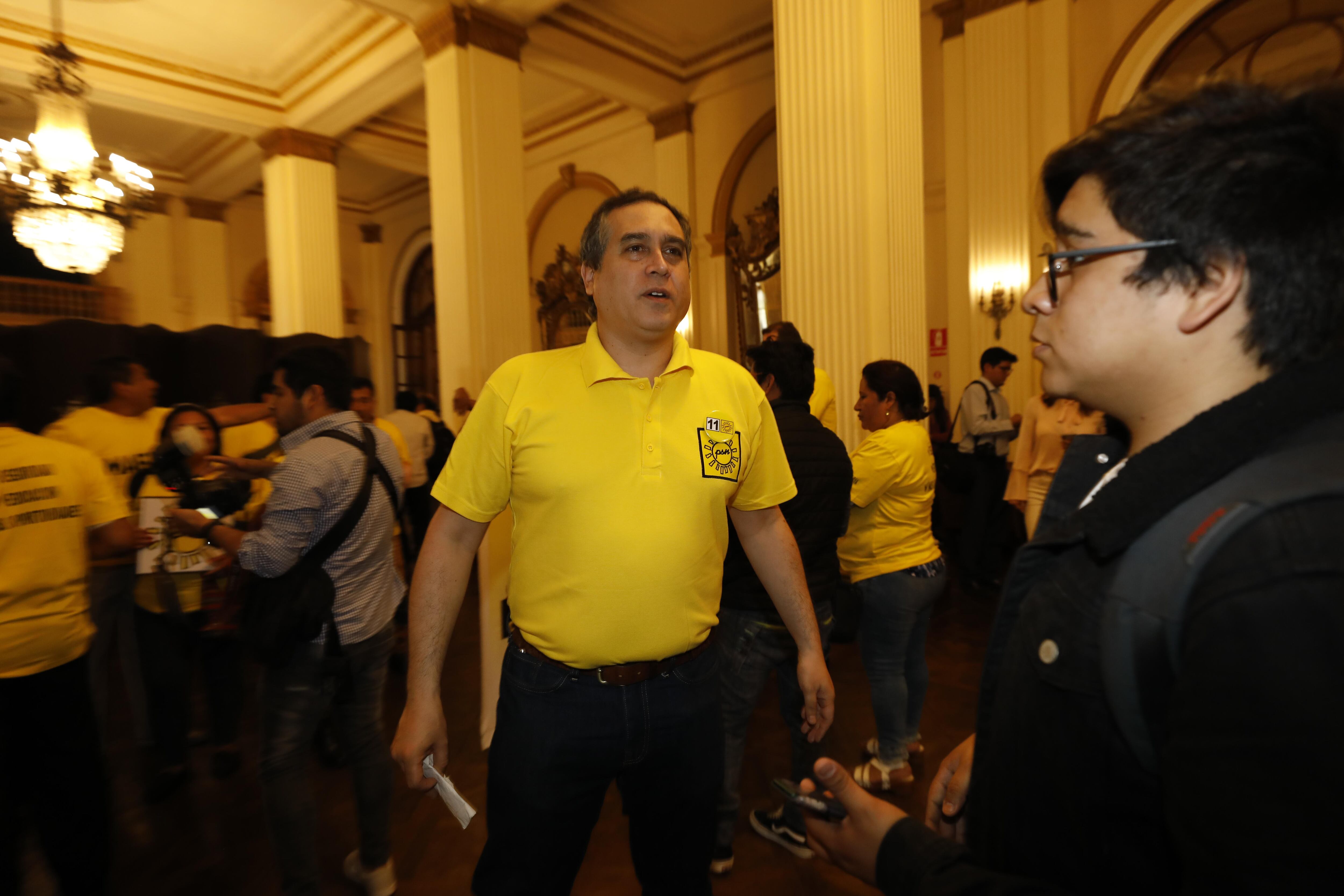 Mario Bryce protagonizó un tenso incidente con Julio Arbizu luego de un debate. (GEC).