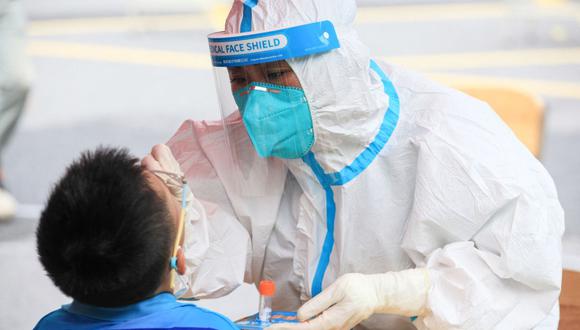 Un niño es sometido a una prueba de ácido nucleico para el coronavirus Covid-19 en Nanjing, en la provincia oriental de Jiangsu, China. (Foto de STR / AFP).