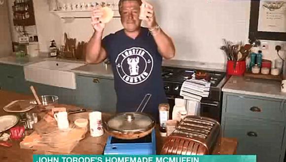 El chef John Torode se encontraba cocinando en 'This Morning' cuando dejó un trapo encima de una hornilla sin darse cuenta. (Foto: Captura/This Morning)