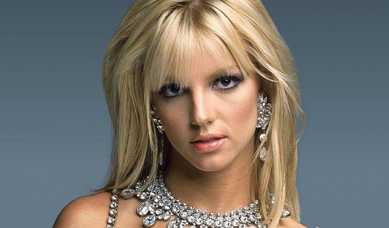 Britney Spears te enseña como cuidar un piercing en el ombligo