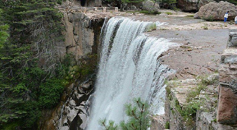 Joven de 16 años trata de salvar a su hermana, pero muere al caer por una cascada